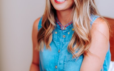 阿根廷国家足球队梅西带球突破防守球员的精彩瞬间