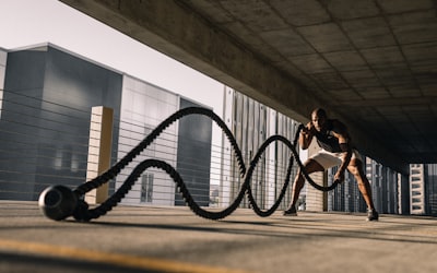 巴西国家足球队黄色球衣球员在绿茵场上庆祝进球的瞬间